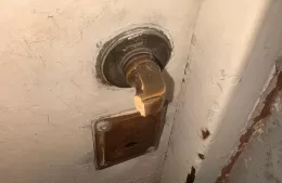Nuevo robo de bronce en pleno centro de Berisso: vecinos vuelven a reclamar por la inseguridad