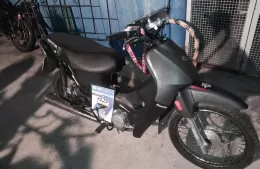 Pollitos en fuga: iban en una moto con pedido de captura y la abandonaron al ver a la Policía
