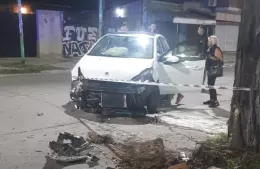 Auto embistió un poste en la Avenida Montevideo