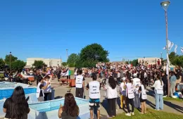 Un centenar de bautismos al aire libre en la Plaza 17 de Octubre