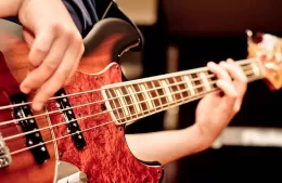 Vuelven las “Tardes de Viernes” a la Escuela de Arte con una clínica de bajo de primer nivel