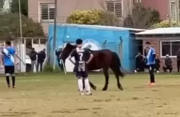 Ins&oacute;lita visita en Villa San Carlos: un caballo se sum&oacute; al partido