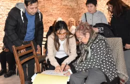 Cagliardi encabezó un nuevo acto de firma de escrituras de propiedad