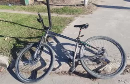 Siniestro vial entre una bicicleta y una Ford F 100