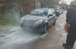 Se incendió un automóvil en calle Carlos Gardel